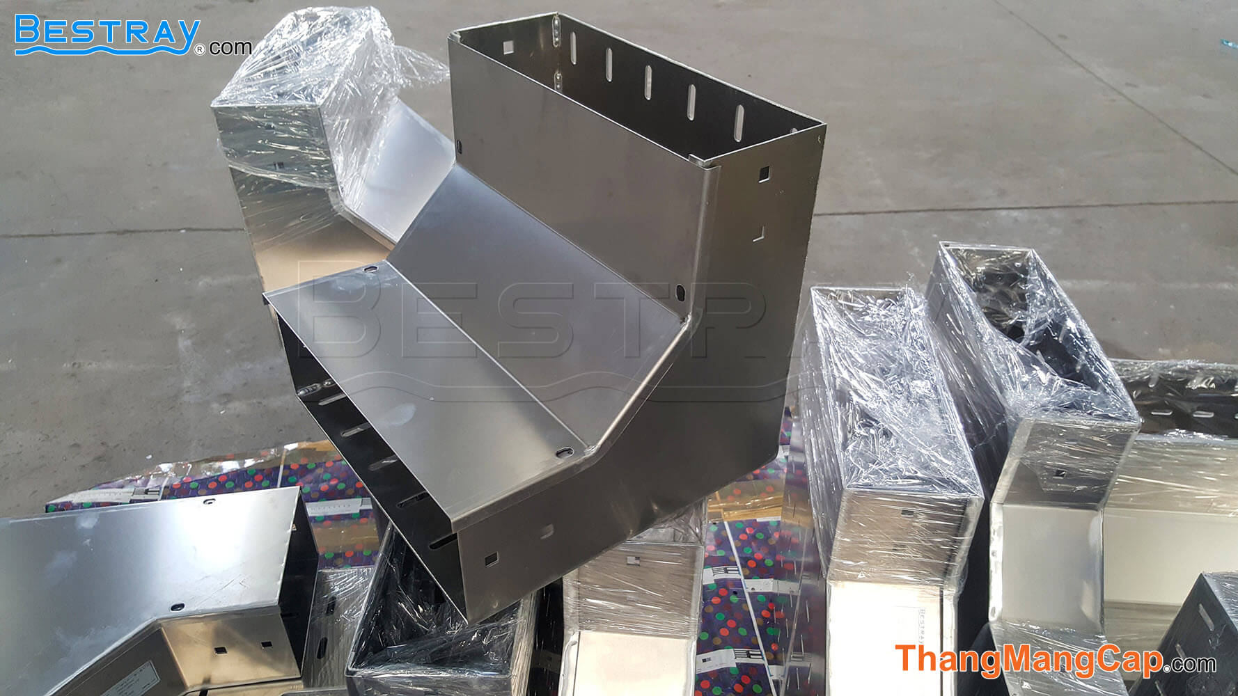 thang-mang-cap-a48-24 co máng cáp